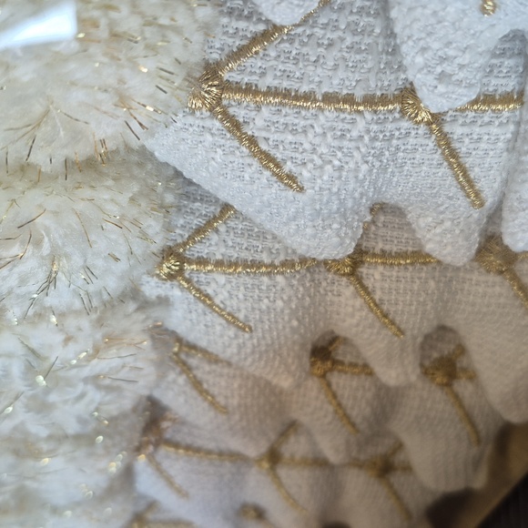 White Christmas Tree and Pom Pom soft Christmas Garland NEW - Picture 2 of 5